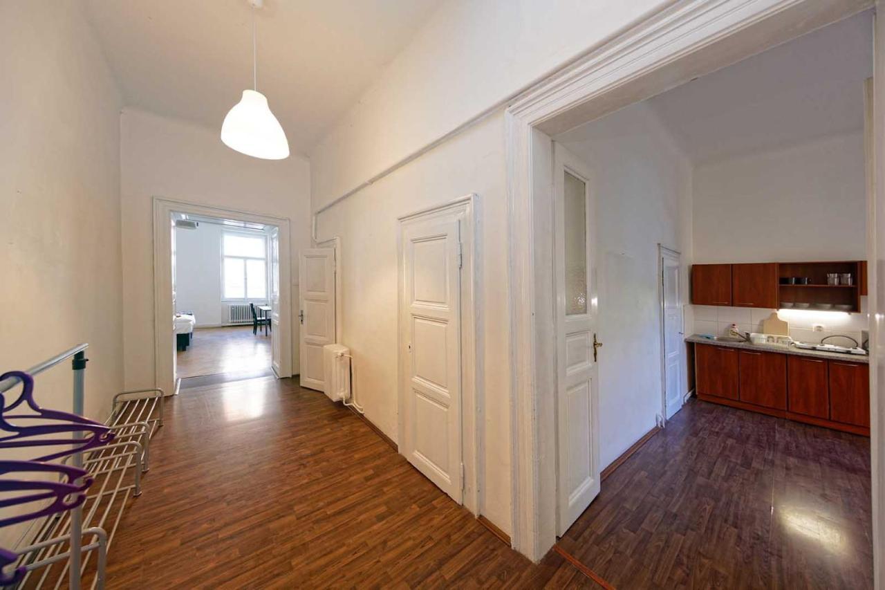Peter'S Tower Apartments Прага Екстер'єр фото