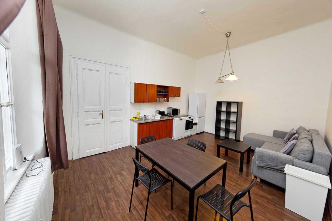 Peter'S Tower Apartments Прага Екстер'єр фото