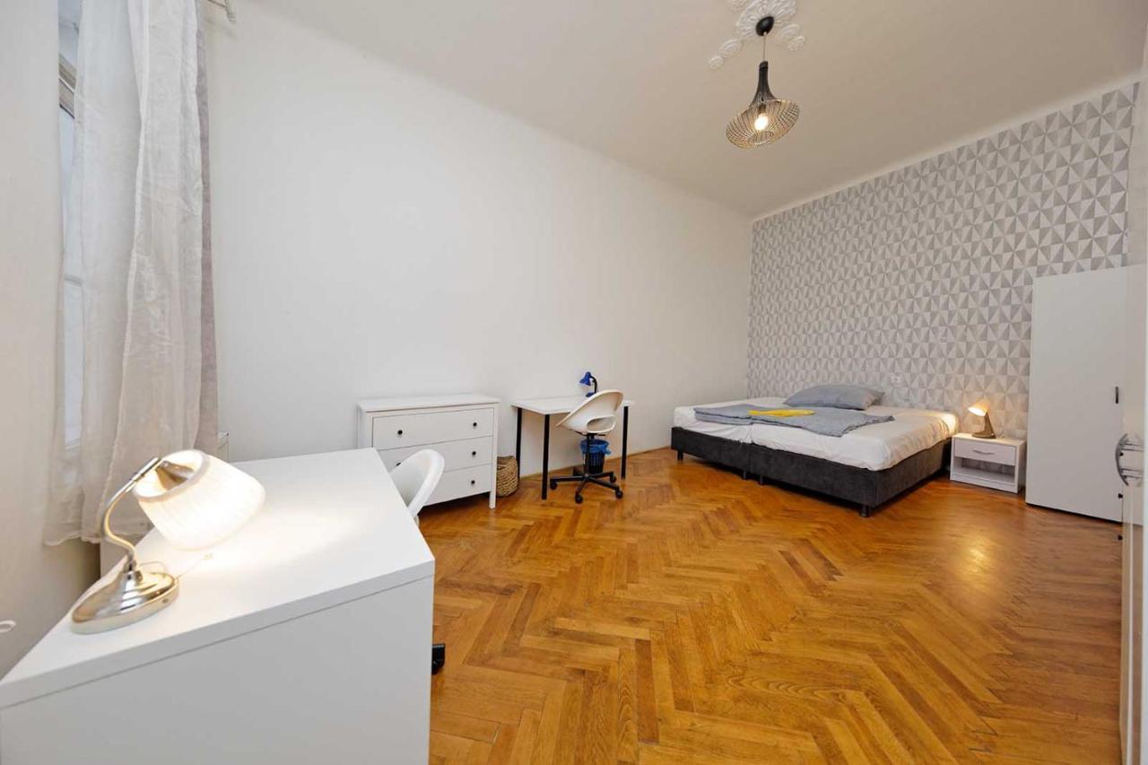 Peter'S Tower Apartments Прага Екстер'єр фото