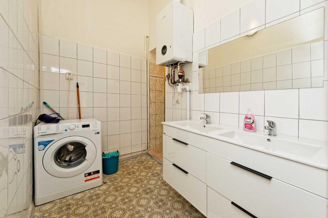 Peter'S Tower Apartments Прага Екстер'єр фото